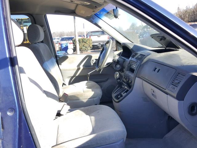 KNDUP131646590747 - 2004 KIA SEDONA EX BLUE photo 5