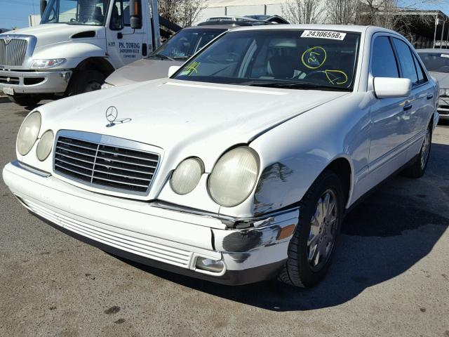 WDBJF65H2XA854303 - 1999 MERCEDES-BENZ E 320 WHITE photo 2