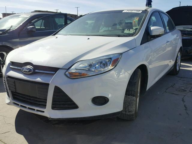 1FADP3F27EL270586 - 2014 FORD FOCUS SE WHITE photo 2