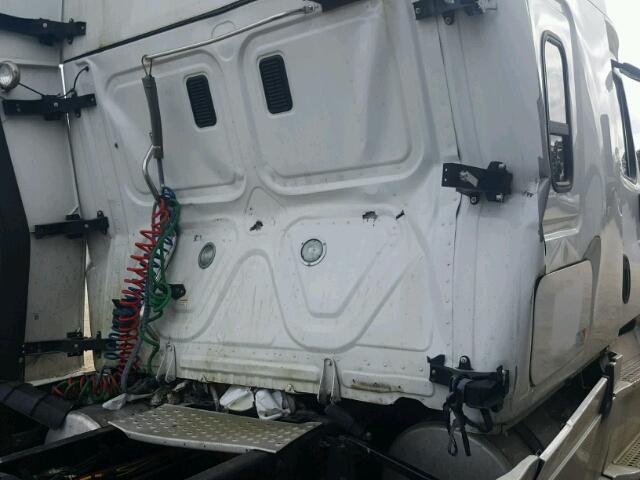 1FUJGLBG0GLHG7486 - 2016 FREIGHTLINER CASCADIA 1 WHITE photo 9