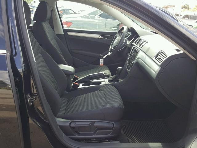 1VWAT7A38HC084718 - 2017 VOLKSWAGEN PASSAT S შავი ფოტო 5