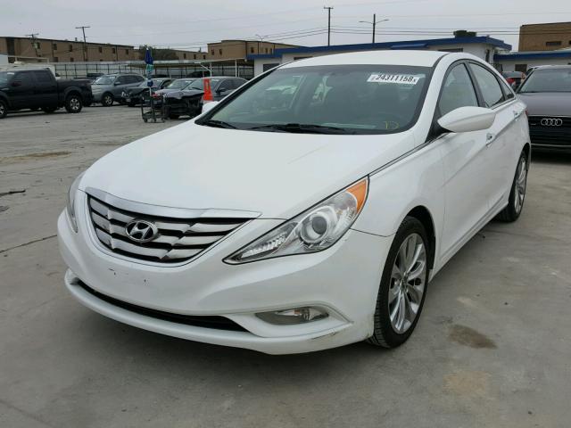 5NPEC4AC7DH653365 - 2013 HYUNDAI SONATA SE WHITE photo 2