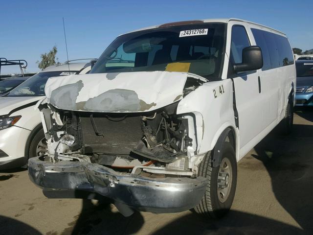 1GAHG39U671103197 - 2007 CHEVROLET EXPRESS G3 WHITE photo 2