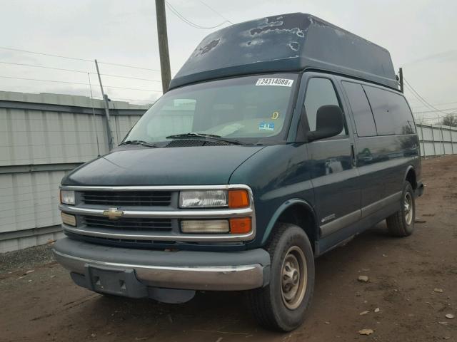 1GAHG35R8V1052901 - 1997 CHEVROLET EXPRESS G3 GREEN photo 2