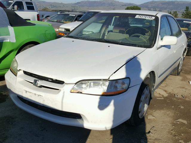 1HGCG5647WA038992 - 1998 HONDA ACCORD LX WHITE photo 2