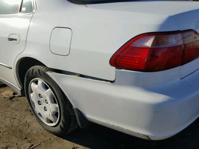 1HGCG5647WA038992 - 1998 HONDA ACCORD LX WHITE photo 9