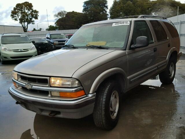 1GNDT13WXW2214139 - 1998 CHEVROLET BLAZER TAN photo 2