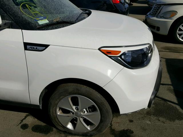 KNDJN2A20F7136467 - 2015 KIA SOUL WHITE photo 9