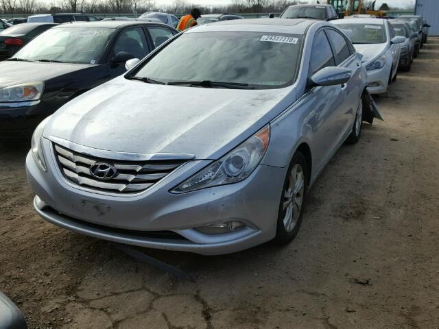 5NPEC4AC5BH295566 - 2011 HYUNDAI SONATA SE SILVER photo 2