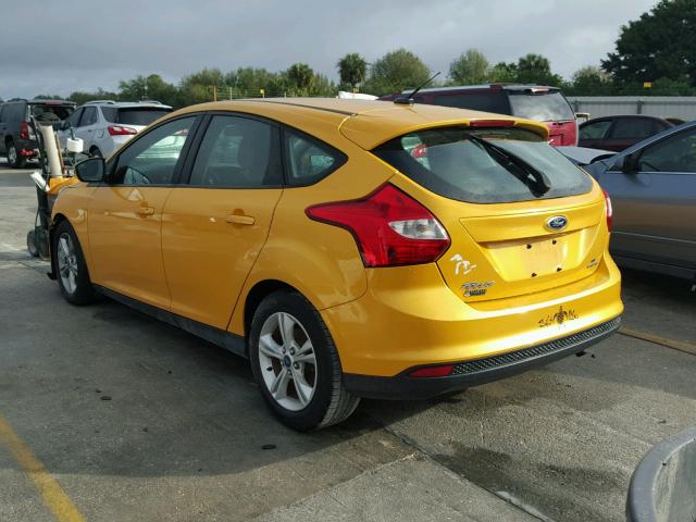 1FAHP3K25CL433529 - 2012 FORD FOCUS SE YELLOW photo 3