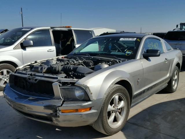 1ZVHT80N385153228 - 2008 FORD MUSTANG SILVER photo 2