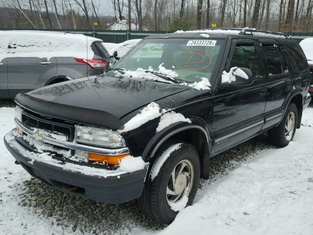 1GNDT13W2W2282077 - 1998 CHEVROLET BLAZER BLACK photo 2