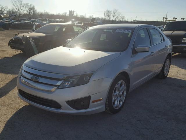 3FAHP0HA2AR235972 - 2010 FORD FUSION SE SILVER photo 2