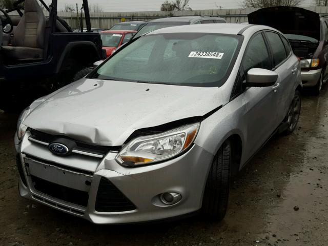 1FAHP3K25CL314928 - 2012 FORD FOCUS SE SILVER photo 2