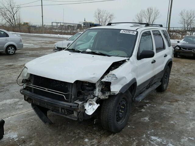 1FMYU03134KA60792 - 2004 FORD ESCAPE XLT WHITE photo 2