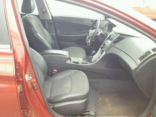 5NPEC4AB9BH172702 - 2011 HYUNDAI SONATA SE RED photo 5