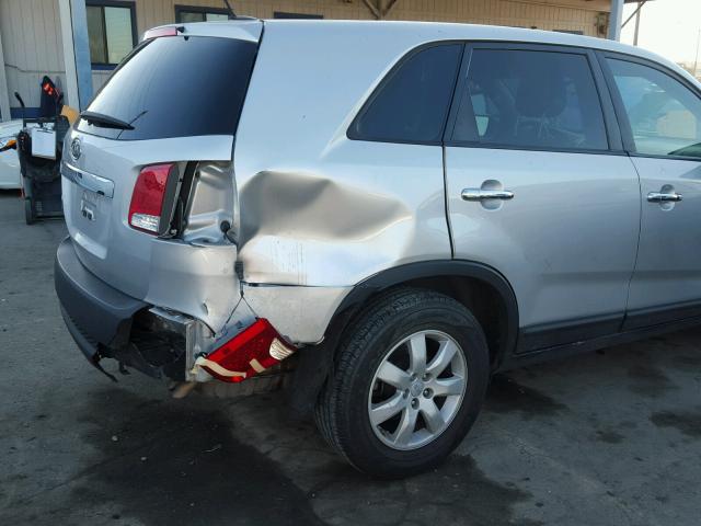 5XYKT3A18CG232207 - 2012 KIA SORENTO BA SILVER photo 9