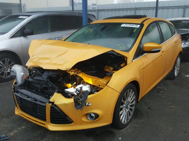 1FAHP3N29CL228047 - 2012 FORD FOCUS TITA ORANGE photo 2