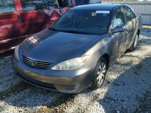 4T1BE32K05U597513 - 2005 TOYOTA CAMRY LE GRAY photo 2