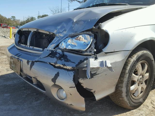 KNDUP131456627862 - 2005 KIA SEDONA EX SILVER photo 9