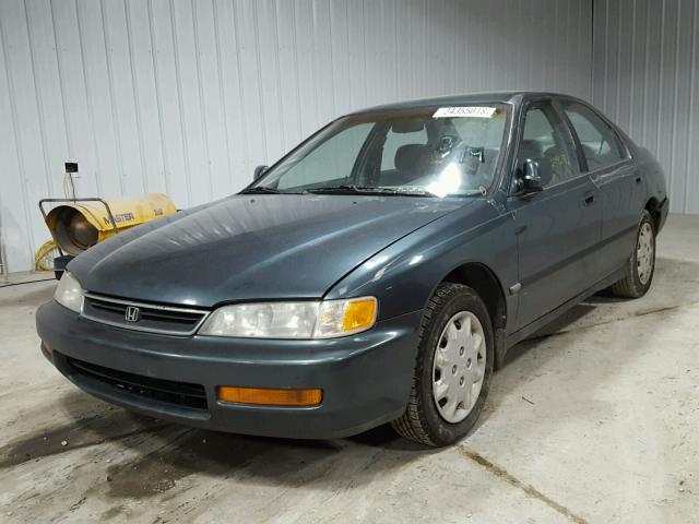 1HGCD5638TA081183 - 1996 HONDA ACCORD LX GREEN photo 2