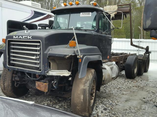 1M2P267C9YM051363 - 2000 MACK 600 RD600 BLACK photo 2