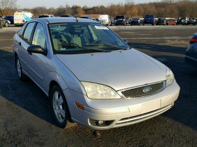 1FAFP34N25W215824 - 2005 FORD FOCUS ZX4 GRAY photo 1