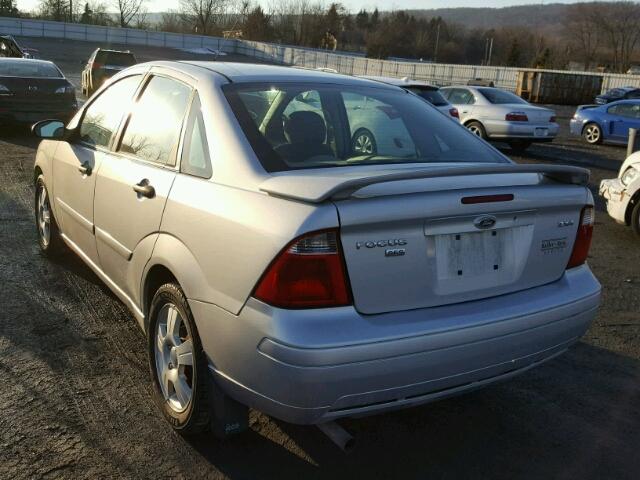 1FAFP34N25W215824 - 2005 FORD FOCUS ZX4 GRAY photo 3