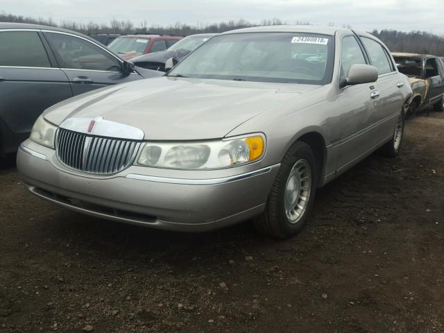 1LNHM81W31Y735546 - 2001 LINCOLN TOWN CAR E TAN photo 2