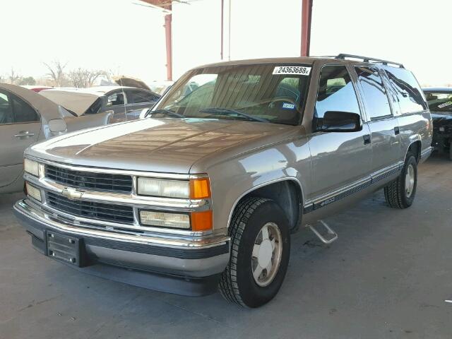 3GNEC16RXWG118965 - 1998 CHEVROLET SUBURBAN C TAN photo 2