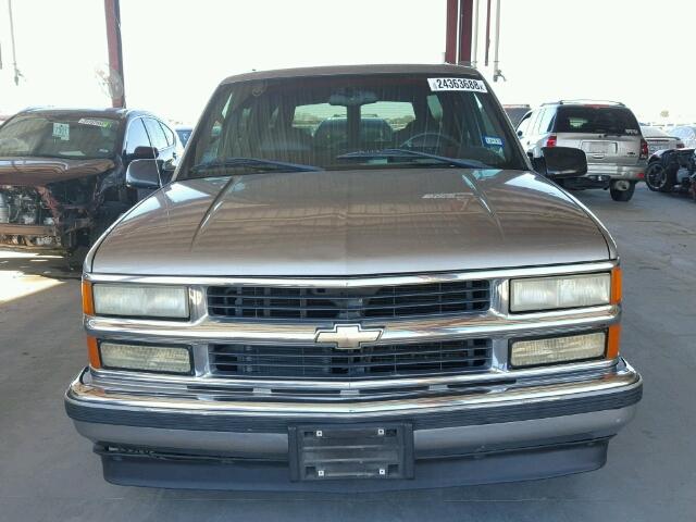 3GNEC16RXWG118965 - 1998 CHEVROLET SUBURBAN C TAN photo 9