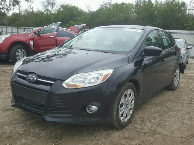 1FAHP3K2XCL267766 - 2012 FORD FOCUS SE BLACK photo 2