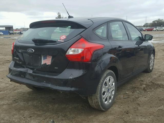 1FAHP3K2XCL267766 - 2012 FORD FOCUS SE BLACK photo 4