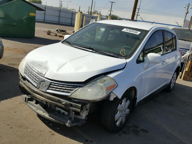 3N1BC13E48L392091 - 2008 NISSAN VERSA S WHITE photo 2