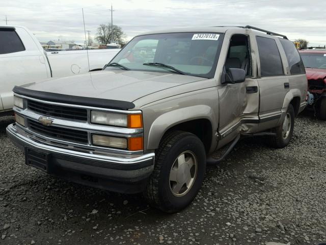 1GNEK13R5XJ530041 - 1999 CHEVROLET TAHOE K150 GOLD photo 2