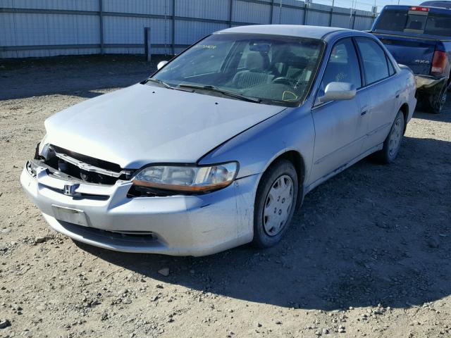 1HGCG564XWA194346 - 1998 HONDA ACCORD LX SILVER photo 2