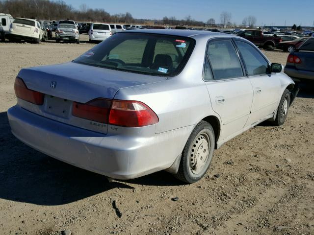 1HGCG564XWA194346 - 1998 HONDA ACCORD LX SILVER photo 4