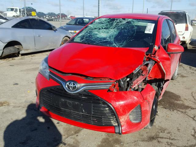 VNKKTUD32FA052266 - 2015 TOYOTA YARIS RED photo 9