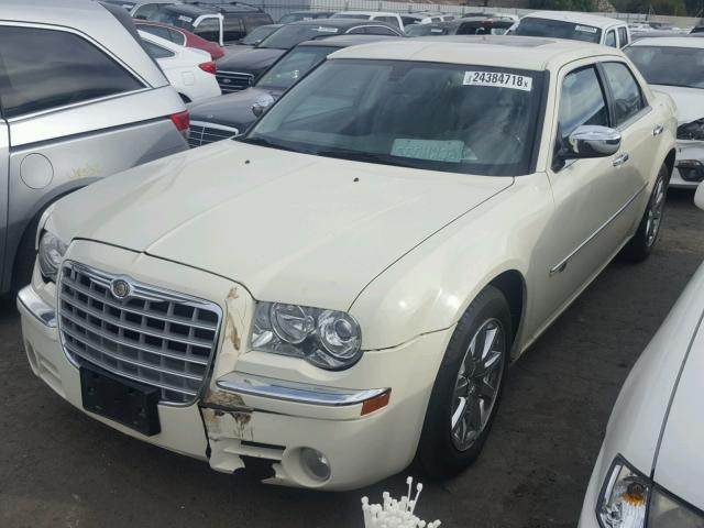 2C3KA63H78H125969 - 2008 CHRYSLER 300C WHITE photo 2