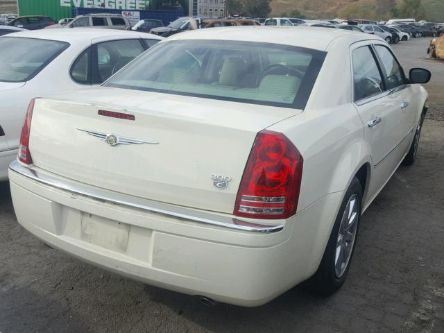 2C3KA63H78H125969 - 2008 CHRYSLER 300C WHITE photo 4