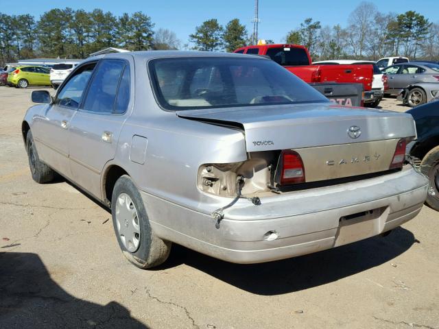 JT2BG12K2T0347786 - 1996 TOYOTA CAMRY DX SILVER photo 3