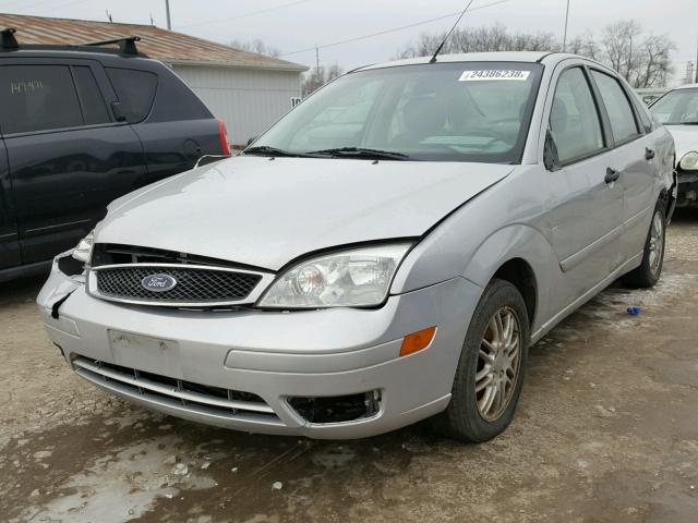 1FAFP34NX5W296362 - 2005 FORD FOCUS ZX4 SILVER photo 2