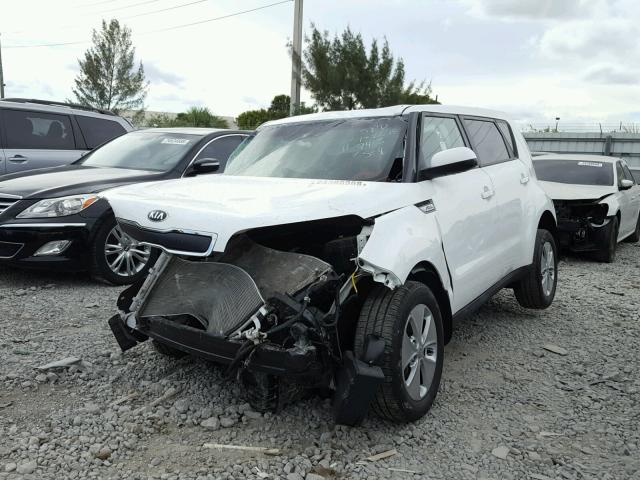 KNDJN2A28G7347465 - 2016 KIA SOUL WHITE photo 2