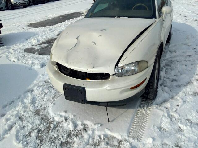 1G4GD2219X4700604 - 1999 BUICK RIVIERA WHITE photo 9