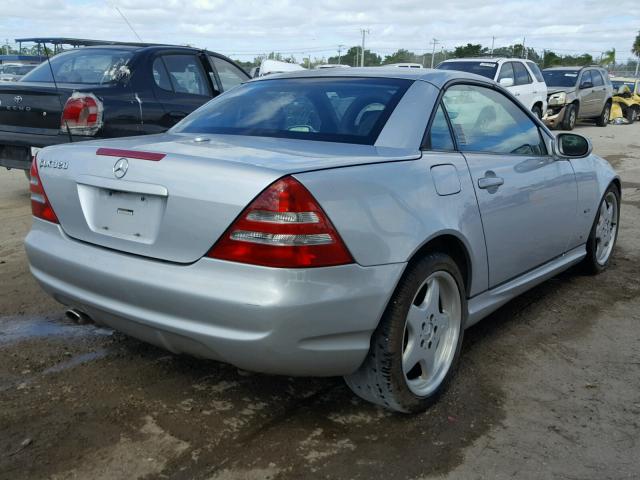 WDBKK65F31F203027 - 2001 MERCEDES-BENZ SLK 320 SILVER photo 4