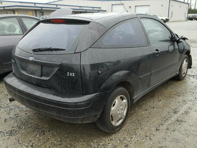 3FAFP3134YR227855 - 2000 FORD FOCUS ZX3 BLACK photo 4