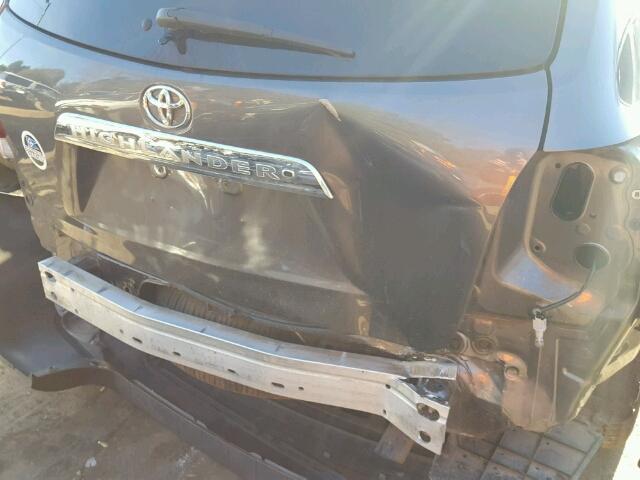 5TDZK3EH9CS065562 - 2012 TOYOTA HIGHLANDER GRAY photo 9