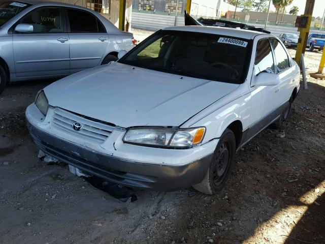 JT2BF22K5W0137230 - 1998 TOYOTA CAMRY CE WHITE photo 2