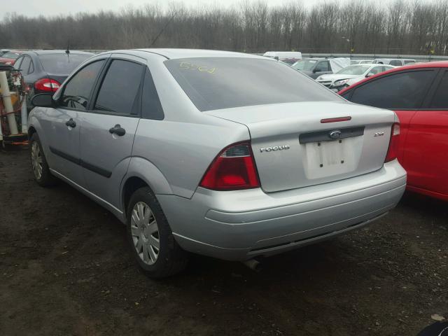 1FAFP34N75W129456 - 2005 FORD FOCUS ZX4 SILVER photo 3