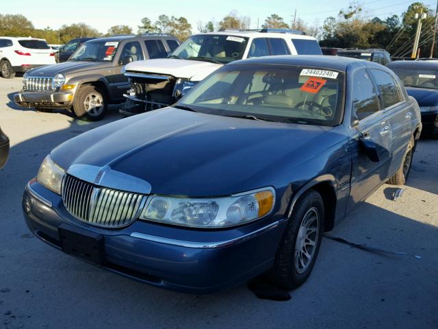 1LNHM82W82Y668488 - 2002 LINCOLN TOWN CAR S GREEN photo 2